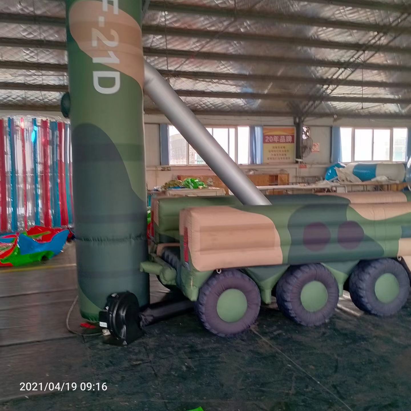 东洲军事演习中的充气目标车辆：模拟发射车雷达车坦克飞机